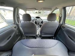 Argento Usata 2002 Toyota Yaris Luna Tre volumi | 2200 € (Buon prezzo)