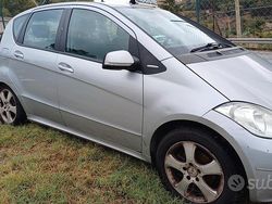 Grigio Usata 2009 Mercedes A180 Tre volumi | 4000 € (Cara)