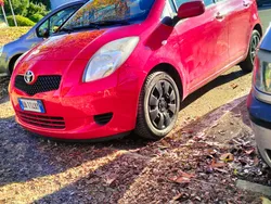 Usata 2006 Toyota Yaris Tre volumi | 2500 € (Buon prezzo)