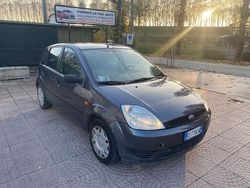 Grigio Usata 2003 Ford Fiesta Tre volumi | 1500 € (Buon prezzo)