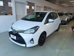 Bianco Usata 2015 Toyota Yaris Tre volumi | 8490 € (Molto cara)