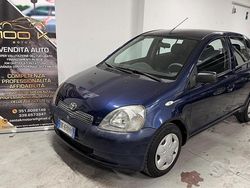 Blu Usata 2001 Toyota Yaris Tre volumi | 1690 € (Buon prezzo)