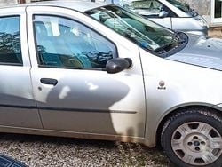 Grigio Usata 2005 Fiat Punto Tre volumi | 2000 € (Buon prezzo)
