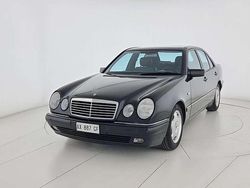 Nero Usata 1998 Mercedes E200 Avantgarde Tre volumi | 8900 € (Molto cara)