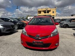 Rosso Usata 2014 Toyota Yaris Active Tre volumi | 6500 € (Buon prezzo)