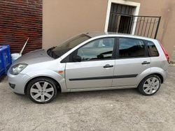 Usata 2005 Ford Fiesta Tre volumi | 2000 € (Cara)