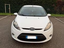Bianco Usata 2011 Ford Fiesta Tre volumi | 2900 € (Buon prezzo)