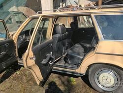 Usata 1984 Mercedes 240 Tre volumi | 3200 €