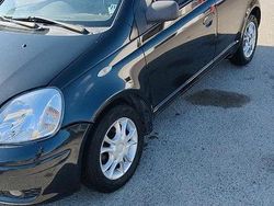 Blu Usata 2005 Toyota Yaris Tre volumi | 2600 €