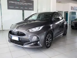 Grigio Usata 2021 Toyota Yaris Hybrid Lounge Tre volumi | 17.900 € (Buon prezzo)