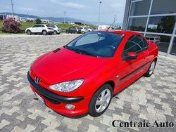 Rosso pastello Usata 2002 Peugeot 206 CC Cabrio | 4000 € (Molto cara)