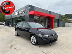 Nero Usata 2021 VW Golf VIII Life Tre volumi | 19.900 € (Buon prezzo)