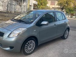 Grigio Usata 2007 Toyota Yaris Tre volumi | 3300 € (Buon prezzo)