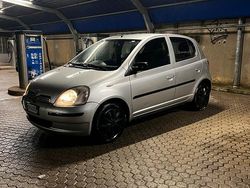 Grigio Usata 2002 Toyota Yaris Tre volumi | 1999 €