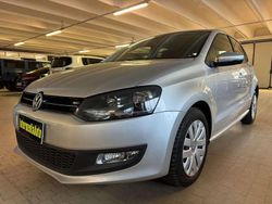Argento Usata 2014 VW Polo Comfortline Tre volumi | 6800 € (Buon prezzo)