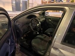 Grigio Usata 2005 Toyota Yaris Edition Due volumi | 2500 € (Buon prezzo)