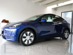 Blu/azzurro(met.) Usata 2023 Tesla Model Y Long Range SUV | 42.900 € (Buon prezzo)