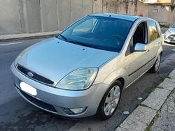 Argento Usata 2006 Ford Fiesta Ghia Tre volumi | 2400 € (Buon prezzo)