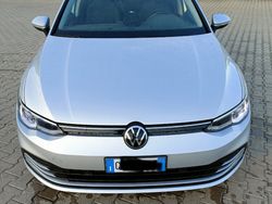 Grigio Usata 2022 VW Golf VIII Life Tre volumi | 23.500 € (Buon prezzo)
