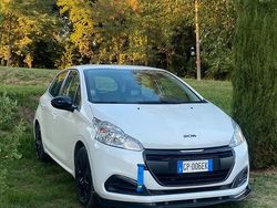 Bianco Usata 2015 Peugeot 208 Active Due volumi | 8000 € (Buon prezzo)