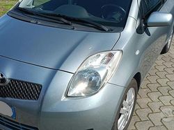Grigio Usata 2007 Toyota Yaris Tre volumi | 3500 € (Buon prezzo)