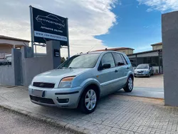 Grigio Usata 2004 Ford Fusion Tre volumi | 2500 € (Buon prezzo)