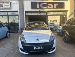 Vit Begagnad 2009 Renault Clio R.S. R.S. Halvkombi | 13.400 € (Superpris)