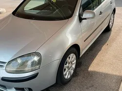 Usata 2004 VW Golf V Comfortline Tre volumi | 2900 € (Buon prezzo)