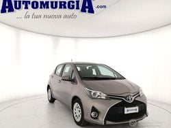 Beige(met.) Usata 2015 Toyota Yaris Lounge Tre volumi | 8990 € (Buon prezzo)