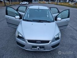 Grigio Usata 2005 Ford Focus Tre volumi | 3900 € (Molto cara)