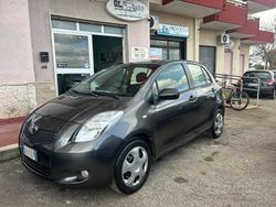 Grigio Usata 2009 Toyota Yaris Tre volumi | 2800 € (Ottimo prezzo)
