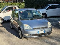 Grigio Usata 2005 Ford Fiesta Ambiente Tre volumi | 1350 € (Buon prezzo)