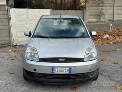 Grigio Usata 2004 Ford Fiesta Tre volumi | 1350 € (Super prezzo)