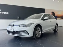 Bianco Usata 2021 VW Golf VIII Life Tre volumi | 18.500 € (Buon prezzo)