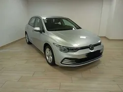 Grigio Usata 2022 VW Golf VIII Life Tre volumi | 22.900 € (Buon prezzo)