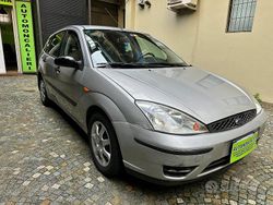 Grigio Usata 2004 Ford Focus Zetec Tre volumi | 1200 € (Buon prezzo)