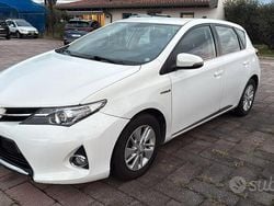 Bianco Usata 2013 Toyota Auris Hybrid Lounge Tre volumi | 7990 € (Buon prezzo)