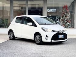 Bianco Usata 2016 Toyota Yaris Tre volumi | 8900 € (Buon prezzo)