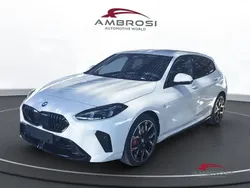 Alpin white pastello Nuova 2025 BMW 120 M Sport Due volumi | 43.100 € (Buon prezzo)