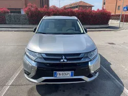 Argento Usata 2018 Mitsubishi Outlander P-HEV Instyle SUV | 20.500 €