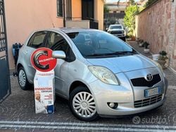 Grigio Usata 2007 Toyota Yaris Tre volumi | 2490 € (Buon prezzo)