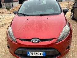 Rosso Usata 2009 Ford Fiesta Tre volumi | 3750 € (Buon prezzo)