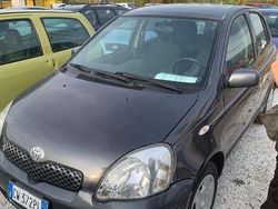Blu/azzurro Usata 2005 Toyota Yaris Due volumi | 2600 € (Buon prezzo)