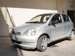 Grigio Usata 2002 Toyota Yaris Due volumi | 2200 € (Buon prezzo)