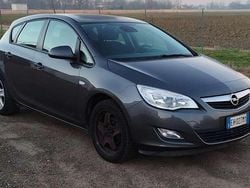 Grigio Usata 2011 Opel Astra Cosmo Tre volumi | 4200 € (Buon prezzo)