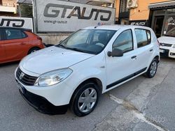 Bianco Usata 2009 Dacia Sandero Lauréate Tre volumi | 3490 € (Buon prezzo)
