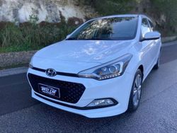 Bianco pastello Usata 2015 Hyundai i20 Comfort Due volumi | 9500 € (Molto cara)