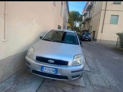 Grigio Usata 2004 Ford Fusion Tre volumi | 1500 €