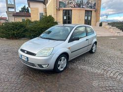 Grigio Usata 2003 Ford Fiesta Ghia Tre volumi | 2500 € (Buon prezzo)