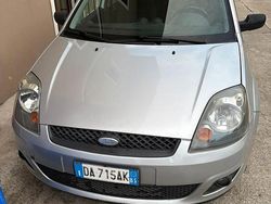 Grigio Usata 2006 Ford Fiesta Ghia Tre volumi | 2200 €